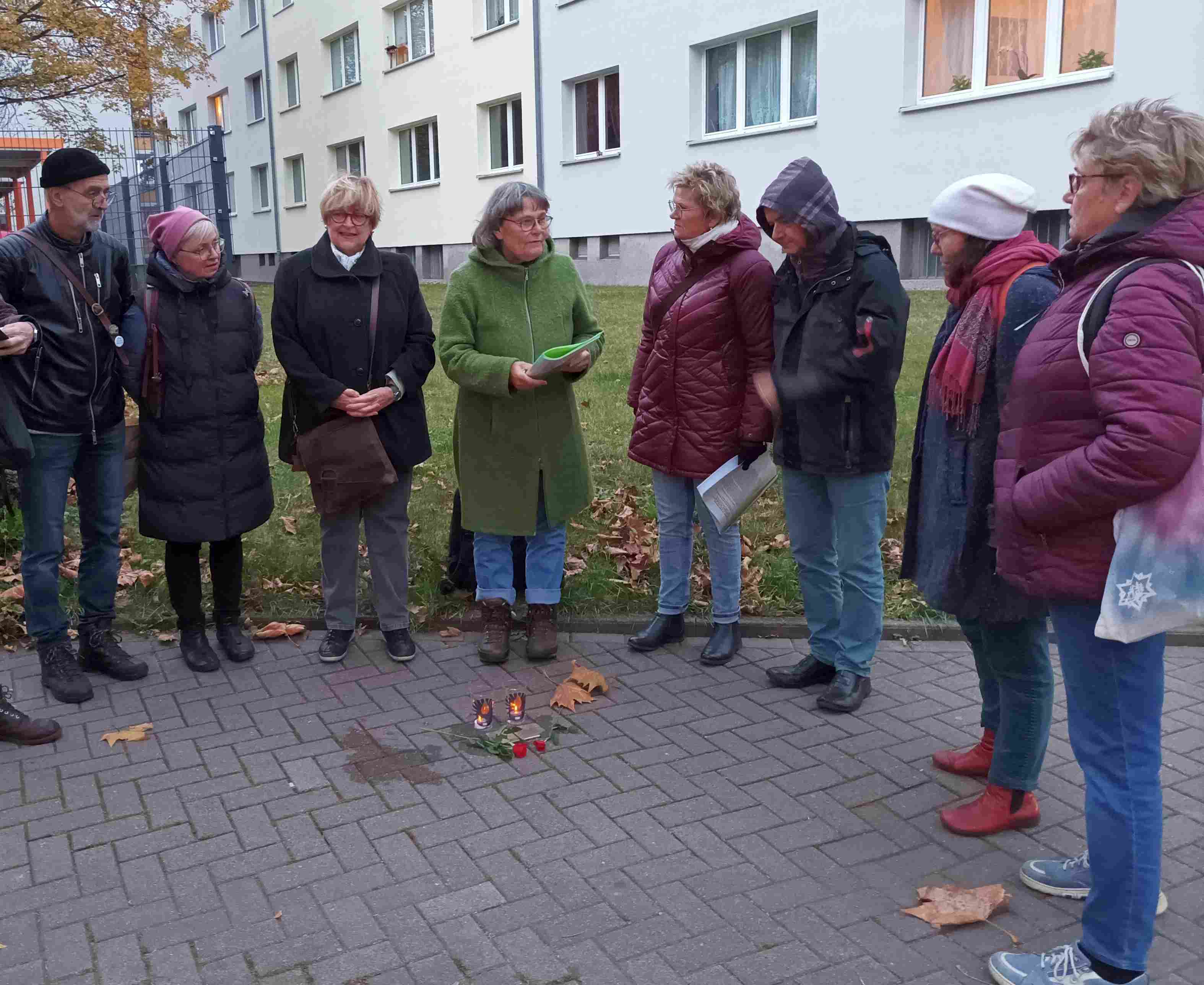 Treffen der Omas gegen Rechts Chemnitz an den Stolpersteinen von Tyla und Marek Muschkatblat am 09.11.2023